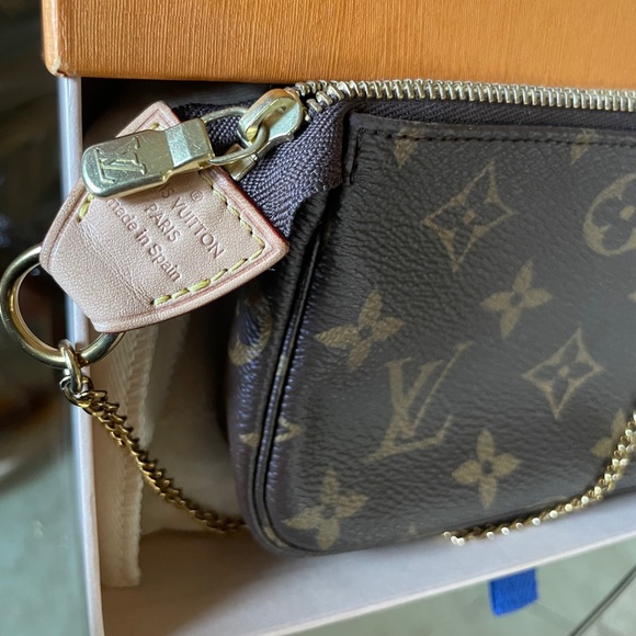 Louis Vuitton Monogram Mini Pochette 🩷 - Picture 4 of 12